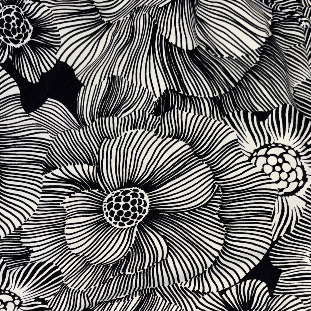 Express Black and White Floral Flowy Shorts with Pockets 🤩 - Picture 6 of 10